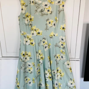 Mintgrön festklänning, blommig cocktail klänning  - Mycket fint skick. 