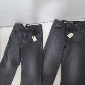 Säljer 2 st gråa ribcage straight ankle levi's jeans som är helt nya och oanvända med olika storlekar för kvinnor. Nypris ligger på 1250 kr men säljer mina för 300 kr styck. pris kan diskuteras. Kom privat för mer. De var 4 men 2 blev slutsåld, så 2 kvar.
