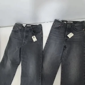 Levis jeans  - Säljer 2 st gråa ribcage straight ankle levi's jeans som är helt nya och oanvända med olika storlekar för kvinnor. Nypris ligger på 1250 kr men säljer mina för 300 kr styck. pris kan diskuteras. Kom privat för mer. De var 4 men 2 blev slutsåld, så 2 kvar.