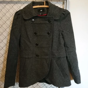 Jacka - Grå jacka i ull. 