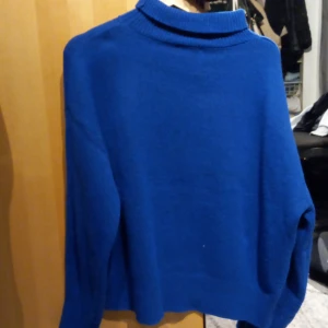 Blå stickad tröjan  - En marinblå jättw fin stickad tröja. Köpt från gina för typ 1 månad senn men kom aldfig till användning.