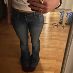 Lågmidjade jeans  - Storlek 170 men passar definitivt större storlekar. De är även långa i benen. Har en liten defekt på ena bens änden ( be om bild så skickar jag) 