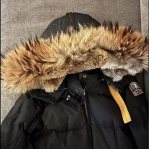 Parajumper longbear xs - Fräsch Parajumper longbear  Använts sparsamt  Storlek xs men passar S också 