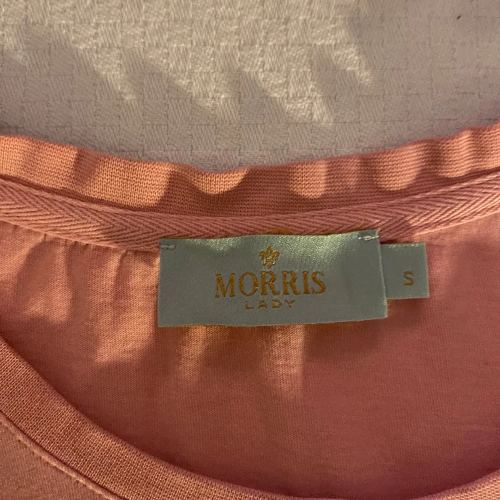 T-shirt från Morris med tryck på magen i en fin rosa färg. Storlek S men passar även M. Skriv om du vill ha fler bilder! . T-shirts.