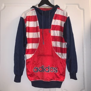 Adidas, size 180 - Adidas sweatshirt i storlek 180/ca 38, gott skick - dock är den gammal (läs vintage 😉) men hel i övrigt, lite små noppor här och där. Du får den nytvättad, såklart. Finns att hämta i Tallkrogen, Enskede. Annars kan jag posta, du står för frakten. Maria