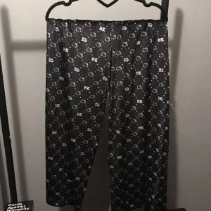 Hello Kitty byxor - Bershka hello Kitty byxor köpta på plick för 300 kr, älskar dom men använder dom aldrig, strl xs men sitter stort nere vid benen :) skriv bara vid fler bilder eller frågor <3 ej min bild