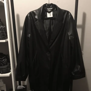 Fake läder kappa - Fake läder kappa köpt på plick för 250 kr strl eu 38, säljer för jag inte använder, fanns axel puffar men jag tog ut dom, skriv om fler bilder eller frågor <3