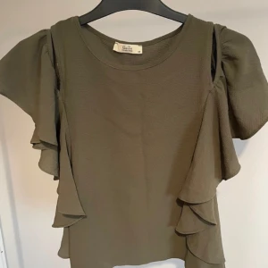 Volang blus  - Super fin volang blus med off shoulder ! 