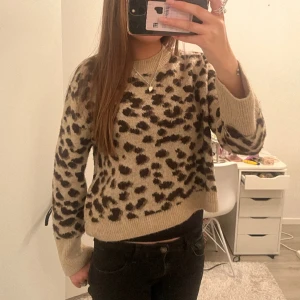 Leopard tröja - Leopard stickad tröja från hm. Sparsamt använd. Pris går att diskuteras.
