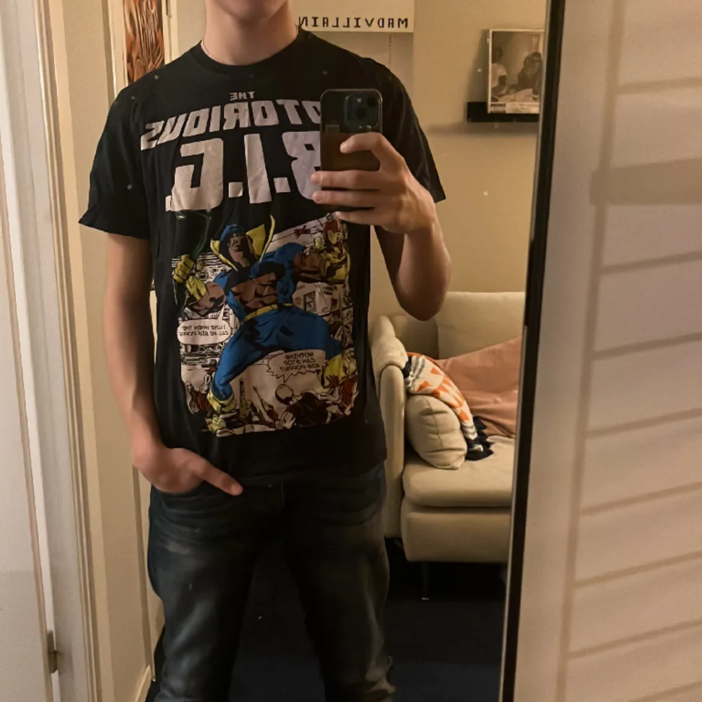 Säljer en svinfet 90 tals tröja med tryck med motivet av Biggie Smalls som jag knappast använt!. T-paidat.