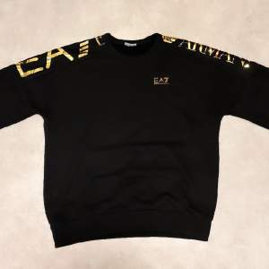 Säljer min Emporio Armani sweatshirt i svart och guld detaljer i storlek (M). Nytt pris 1500 kr mitt pris 400 kr! 