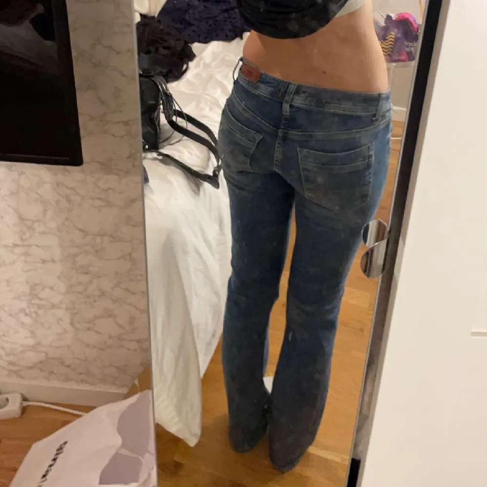 Säljer dessa jätte snygg jeans då de tyvärr är på gränsen för små för mig. Jag är 173 cm lång å de är bra i längden. Skriv privat för fler bilder.  . Jeans & Byxor.