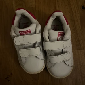 Adidas barn - Använda och lite slitage men hela! 