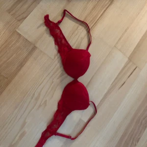 Bh - Röd/vinröd bh, använd men inga synliga tecken på användning. 