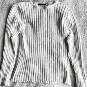 Vit stickad tröja - (Ljuset gör att tröjan ser grå ut, DEN ÄR HELVIT, inga defekter) Så mysig stickad vit tröja, perfekt till vintern 🤍 
