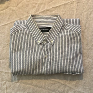 Randig Skjorta M - Använd ett fåtal ggr. Rak med långa ärmar. Riktigt skön kvalitet.