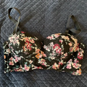 Blommig bralette strl 70B H&M - En blommig svartrosa spets-bralette från H&M i strl 70B. Passformen är ganska liten. (Frakt ingår ej) 🌸