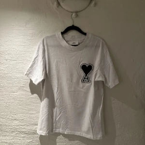 Ami paris T shirt - Säljer min AMI paris t shirt jag köpte för inte så länge sen, använd fåtal gånger, strl S pris kan diskuteras