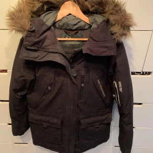 Peak performance jacka M - Mycket varm och skön Peak performance jacka i storlek Medium. Nypris 7000kr Sparsamt använd men kan behövas en kemtvätt då jag inte vill tvätta den i vanlig tvättmaskin.
