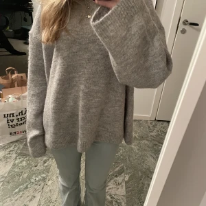 Stickad tröja  - Jättefin stickad tröja från Gina. Aldrig använd med prislapp kvar.💕säljer då den är förstor på mig.