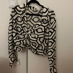 Blus  - Croppad blus från H&M, Helt oanvänd. Storlek XL men passar även M/L
