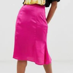 Rosa mid kjol - Rosa mid kjol. Väl använd men bra skick. 