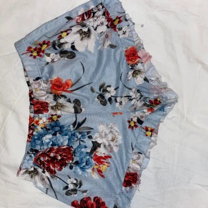 Blommiga shorts  - Säljer ett par blommiga short. Är från ginatricot och i storlek s. Säljer den då det inte är min stil längre. OBS: köparen står för frakten. (Annonsen finns ute på fler sidor)