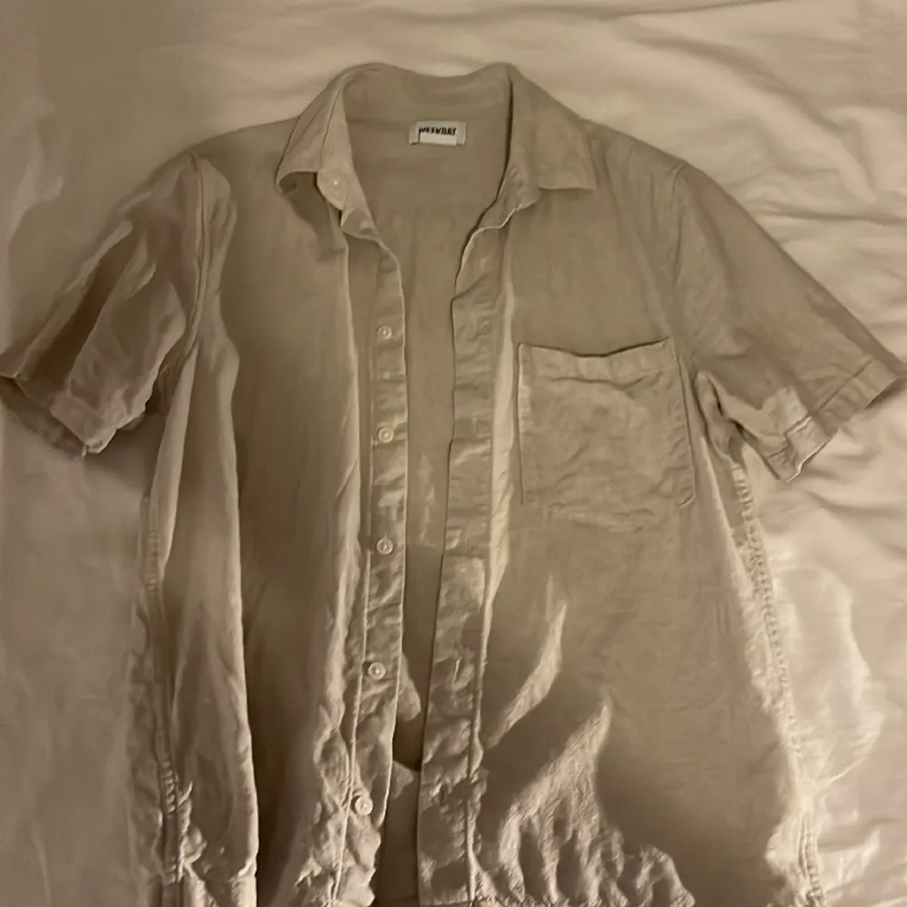 Skön linne skjorta till sommaren pris kan diskuteras vid snabb affär. Skjortor.