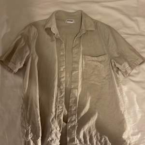 Skön linne skjorta till sommaren pris kan diskuteras vid snabb affär