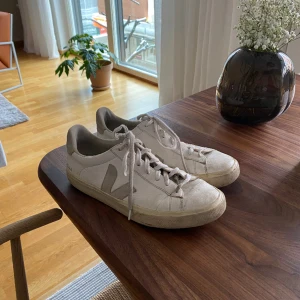 Veja sneakers i storlek 45 - Ett par veja sneakers i storlek 45 i använt skick, nypris ligger på ca 1500kr