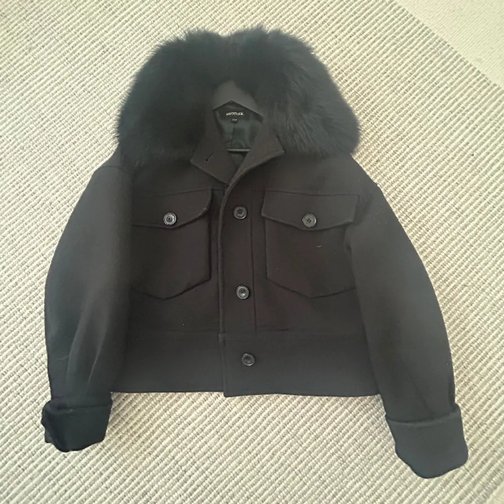 Säljer nu min nya Meotine jacka i svart eftersom att jag har många vinterjackor. Pälsen och jackan är inte nopprig och den är sjukt snygg. Nypris 3500kr, säljer för 2500kr, men pris kan diskuteras vid snabb affär❤️. Jackor.