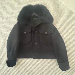 Säljer nu min nya Meotine jacka i svart eftersom att jag har många vinterjackor. Pälsen och jackan är inte nopprig och den är sjukt snygg. Nypris 3500kr, säljer för 2500kr, men pris kan diskuteras vid snabb affär❤️