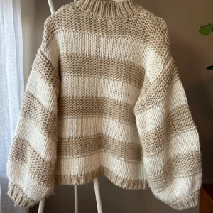 Stickad tröja  - Varm och mysig, jättebra skick 