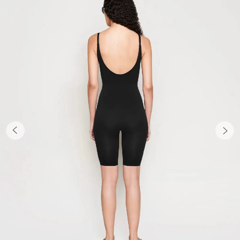 Helt oanvänd Bodysuit från CHIMI. Formar till kroppen jättefint. Säljer pga att den inte kommer till användning. Nypris 900kr. Toppar.