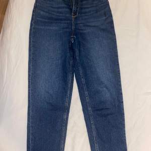 Säljer ett par mörkblåa LEE jeans. Modellen heter ”Stella Tapered” och är i storlek W26/L31. Dem är endast testade men var tyvärr för små. OBS: köparen står för frakten. (Annonsen finns ute på fler sidor.)