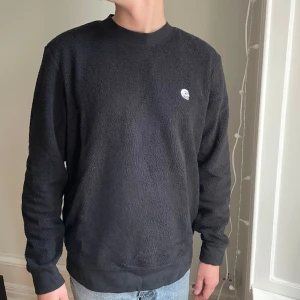 Cheap monday tröja  - Svart tröja från Cheap monday i storlek L 💀 