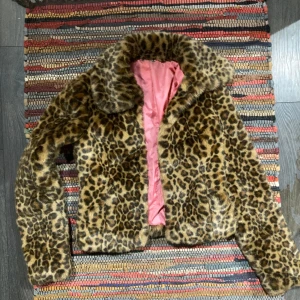 Leopardpäls - Leopardpäls med rosa foder, även rosa foder under kragen. Väldigt fint skick. Strl. XS.
