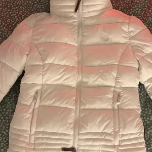 white winter jacket - En ny vinter jacka som jag säljer pga att jag köpte den i en annan färg. Den är väldigt snygg och varm. Storleken är M men den sitter bättre på kroppen. Man kan ta bort luvan på den samt så har den en djup innerficka som får plats med en mobil och mer.