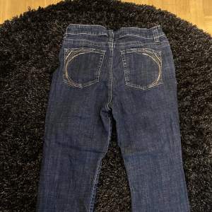 Säljer nu mina favorit jeans då de tyvärr blivit för stora. Köpte för 850kr på beyond retro och säljer nu för 450kr MEN priset kan diskuteras. Somsagt älskar fortfarande dessa byxor.