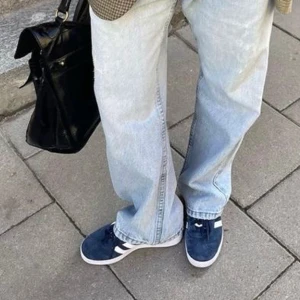 Adidas gazelle  - Såå snygga gazelles, köpte i augusti men har inte använt dom mycket alls! Storlek 36 2/3💙