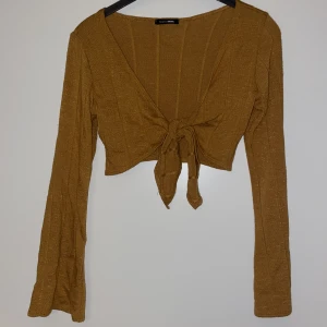 Knytblus fashionnova - Bra skick knappt använd 