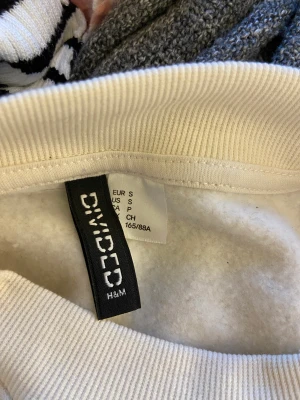 Vit/beige Tjocktröja - En fin tröja från H&M och aldrig använd