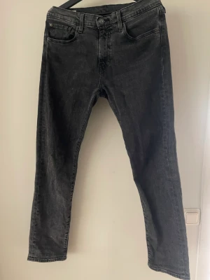 Levis 501 - Tjena! Säljer mina Levis jeans då jag aldrig använder dem. Dem e som nya inga fläckar eller skador. Skriv vid intresse!