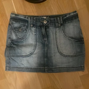 Vintage jeanskjol - Säljer min vintage kjol från HM i storlek 40, jag har midjemått 85 cm och denna kjol passar perfekt!