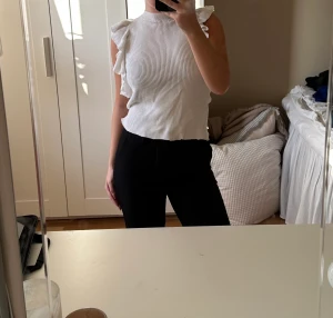 Linne med volag - Vitt stickad linne med volang i ärmen