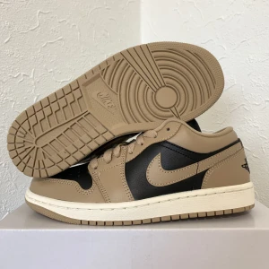 Nike Air Jordan 1 Low "Desert" - Storlek: W US 5,5 | EU 36 | 👟  Skick: 10/10 DS  Pris: 1599kr💰