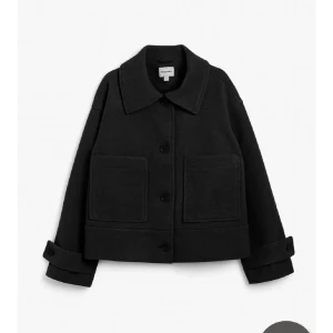 Kappahl kappa  - Säljer min svarta kappa , inte använt så många gånger , hör av er om ni har fler frågor 💕