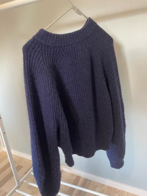 Stickad tröja - Super fina, o i bra skick, andvändning fåtal gånger 🌟