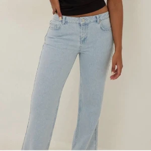 Low jeans  - Säljer mina slutsålda low waist jeans ifrån NA-KD, storlek 38