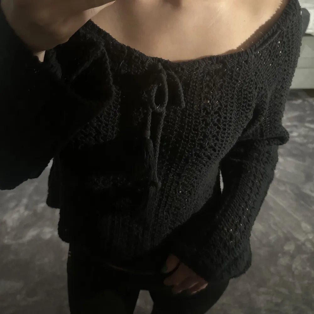 Svart stickad tröja från PULL&BEAR, endast använd en gång! Tröjan är i storlek S 💕✨. Tröjor & Koftor.